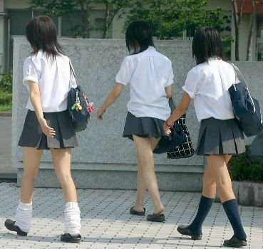 实拍日本着装清凉的高中女学生，日本校服的裙子为什么会那么短？